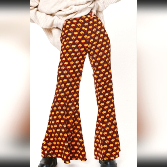 NASTY GAL Petite 70'S Print Woven Flare. Size 4 - Picture 2 of 11